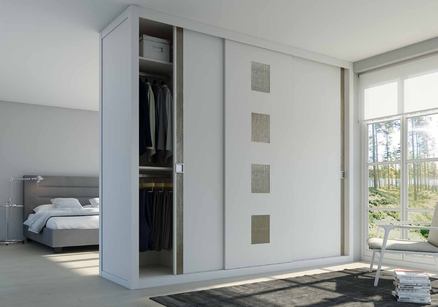 Puertas correderas de armario empotrado en fresado especial, lacado blanco, vidrio y tarifa especial ikura terra, en un dormitorio, composición lite.