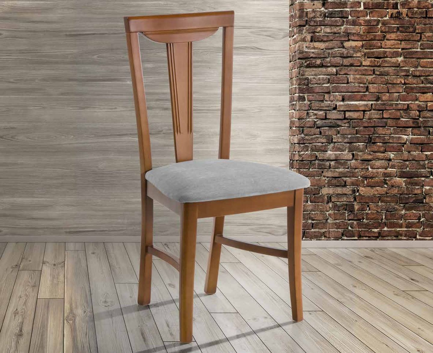 Silla de comedor clásica modelo 26 de SG, respaldo con un listón central ancho de madera y asiento tapizado