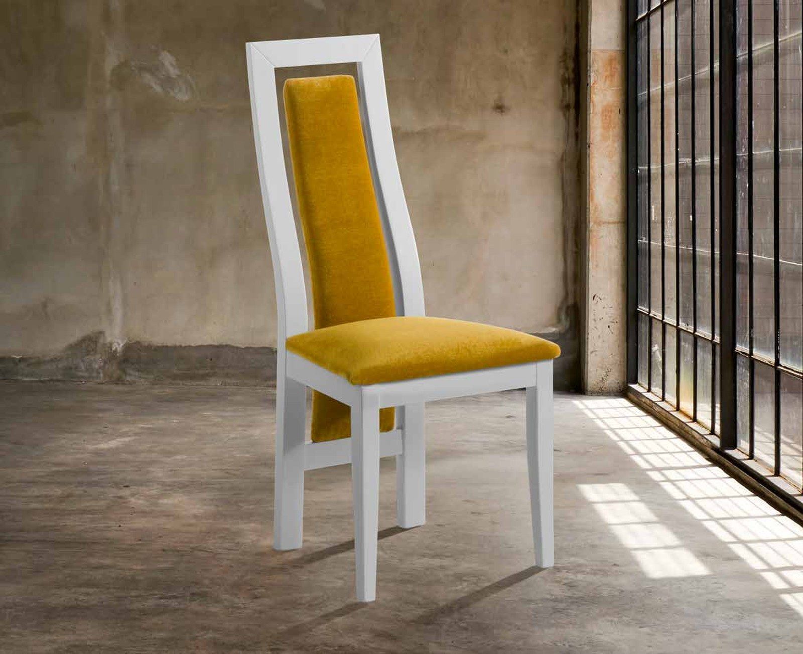 Silla de comedor modelo 132 de SG, respaldo alto con el panel tapizado enmarcado en madera lacada en blanco