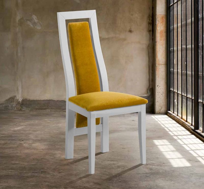 Silla de comedor modelo 132 de SG, respaldo alto con el panel tapizado enmarcado en madera lacada en blanco
