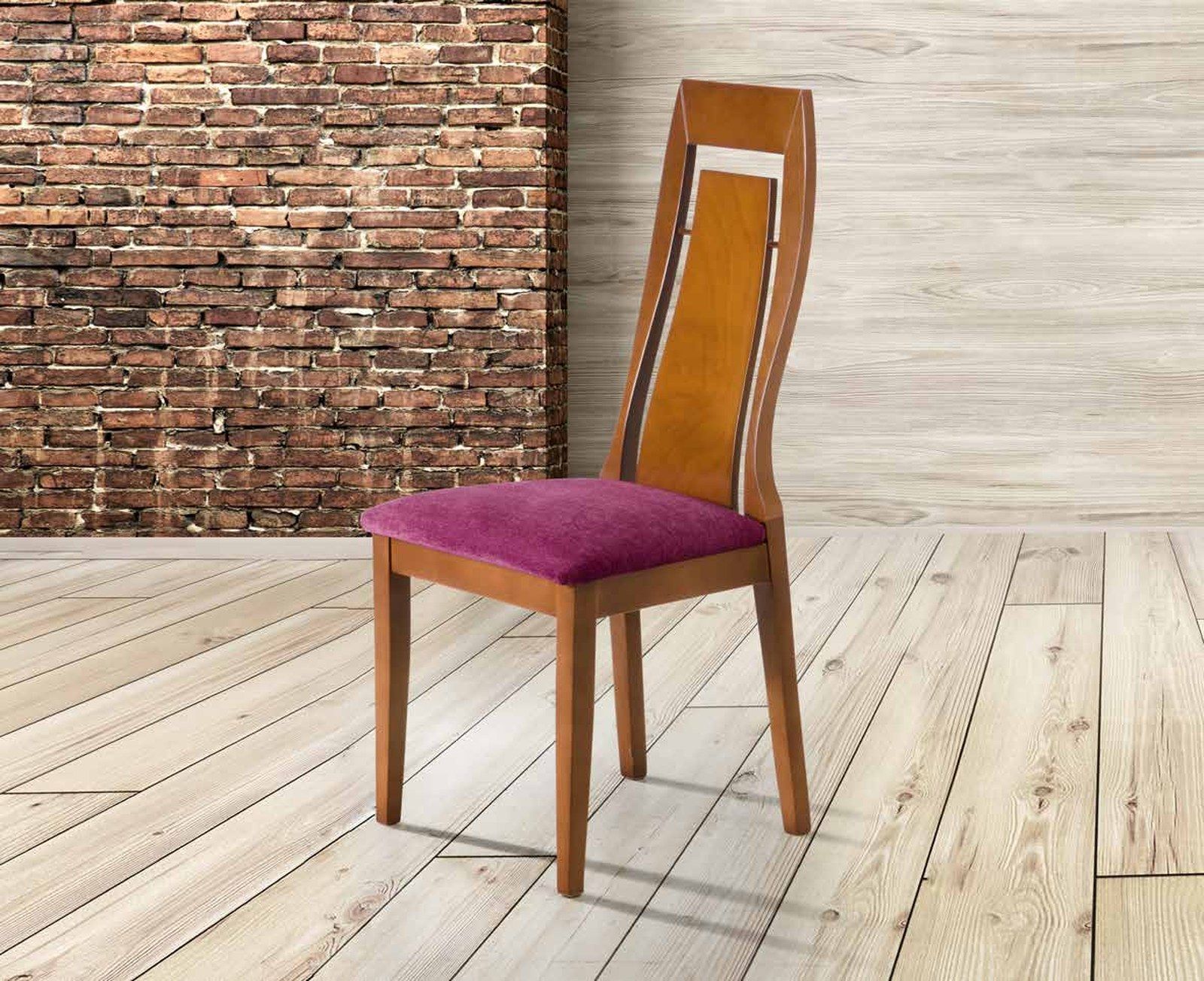 Silla de comedor modelo 133 de SG, respaldo alto de madera con un listón central vertical y asiento tapizado