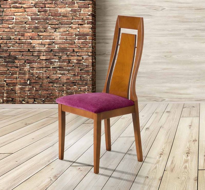 Silla de comedor modelo 133 de SG, respaldo alto de madera con un listón central vertical y asiento tapizado