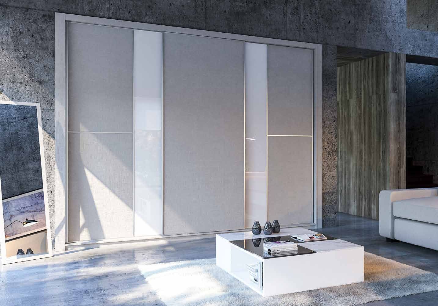 Puertas correderas de armario empotrado en lino gris y vidrio blanco, en un dormitorio, composición slim.