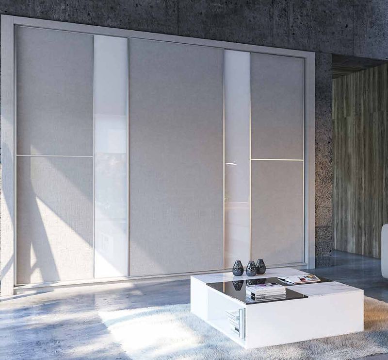 Puertas correderas de armario empotrado en lino gris y vidrio blanco, en un dormitorio, composición slim.
