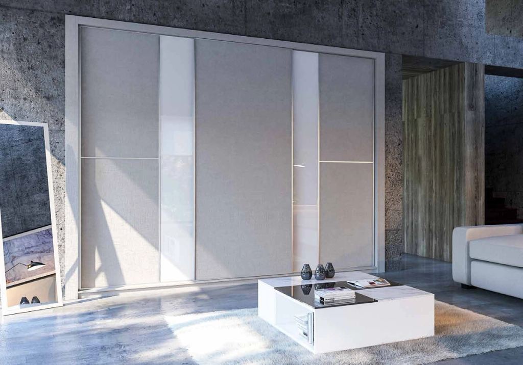 Puertas correderas de armario empotrado en lino gris y vidrio blanco, en un dormitorio, composición slim.