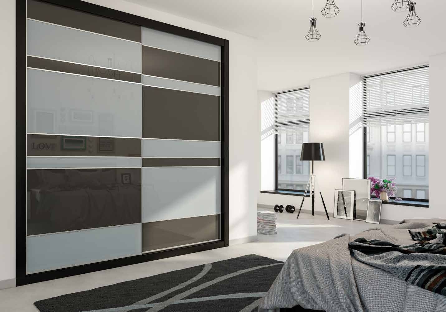 Puertas correderas de armario empotrado en gris claro, vidrio y tarifa especial gris antracita, en un dormitorio, composición slim.