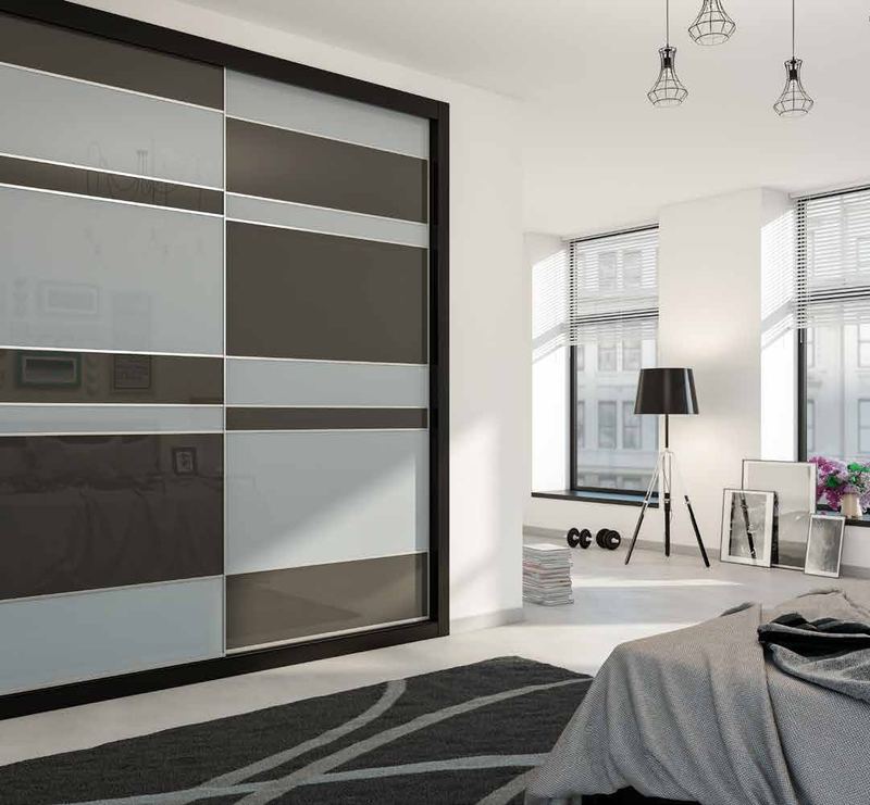Puertas correderas de armario empotrado en gris claro, vidrio y tarifa especial gris antracita, en un dormitorio, composición slim.