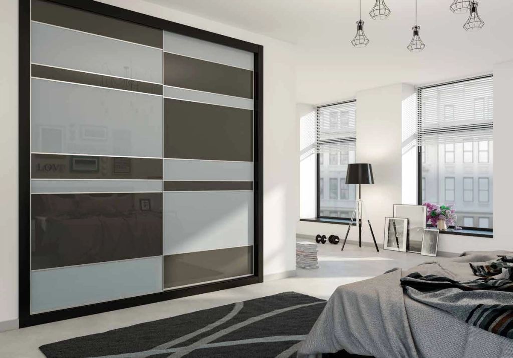 Puertas correderas de armario empotrado en gris claro, vidrio y tarifa especial gris antracita, en un dormitorio, composición slim.