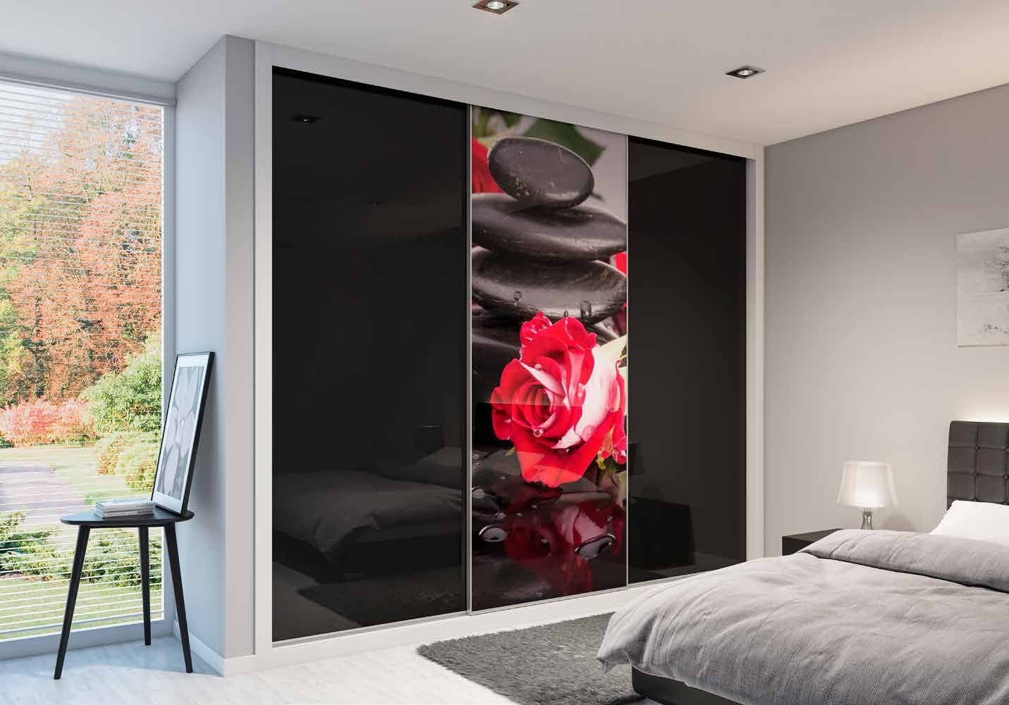Puertas correderas de armario empotrado en vidrio negro, en un dormitorio, composición slim.