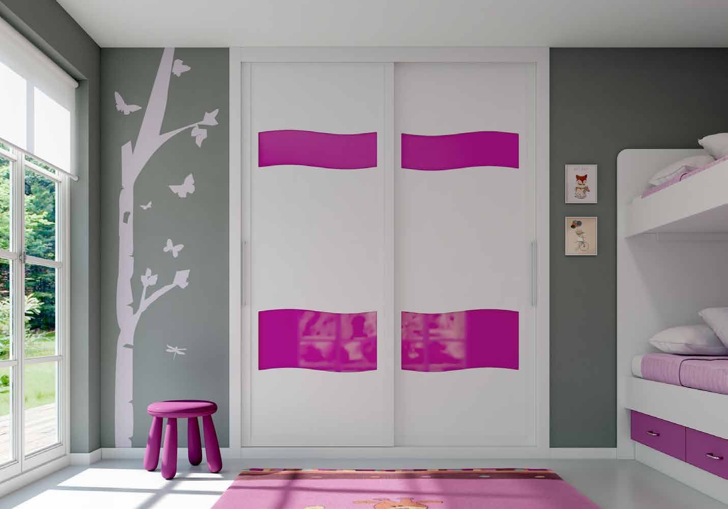 Puertas correderas de armario empotrado en tablero de una única pieza fresado especial, lacado blanco y vidrio fucsia, en un dormitorio.