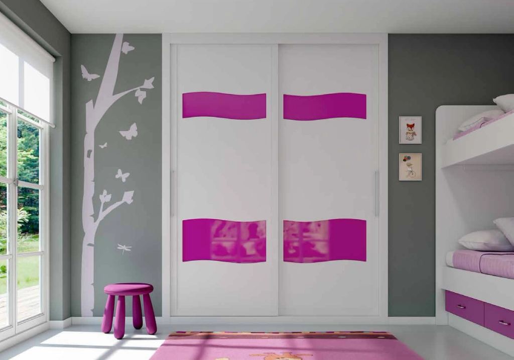 Puertas correderas de armario empotrado en tablero de una única pieza fresado especial, lacado blanco y vidrio fucsia, en un dormitorio.