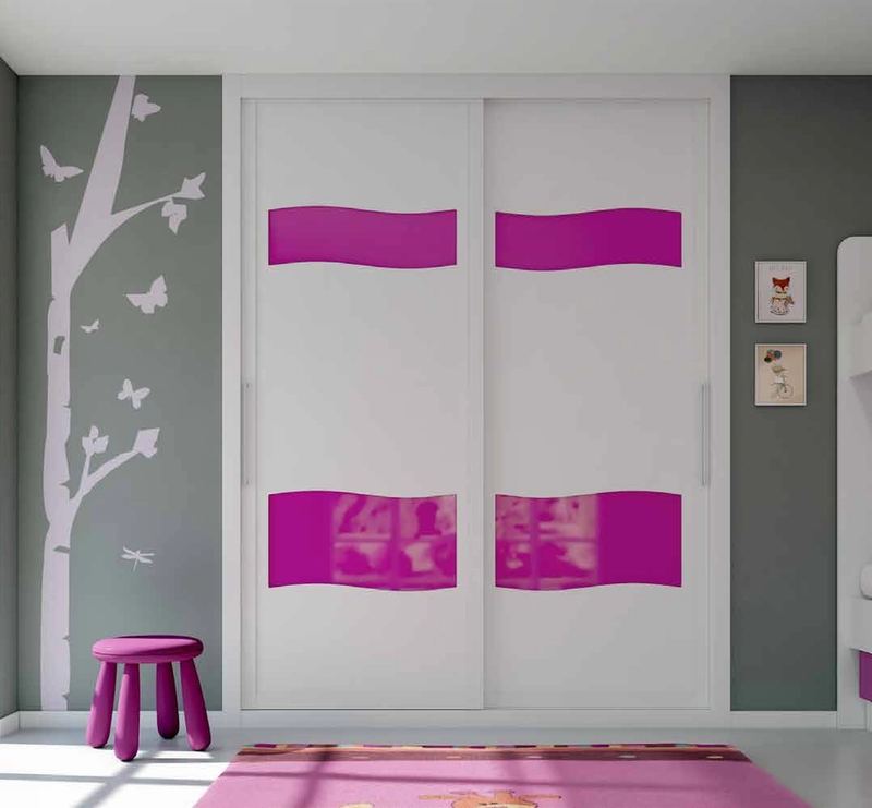 Puertas correderas de armario empotrado en tablero de una única pieza fresado especial, lacado blanco y vidrio fucsia, en un dormitorio.