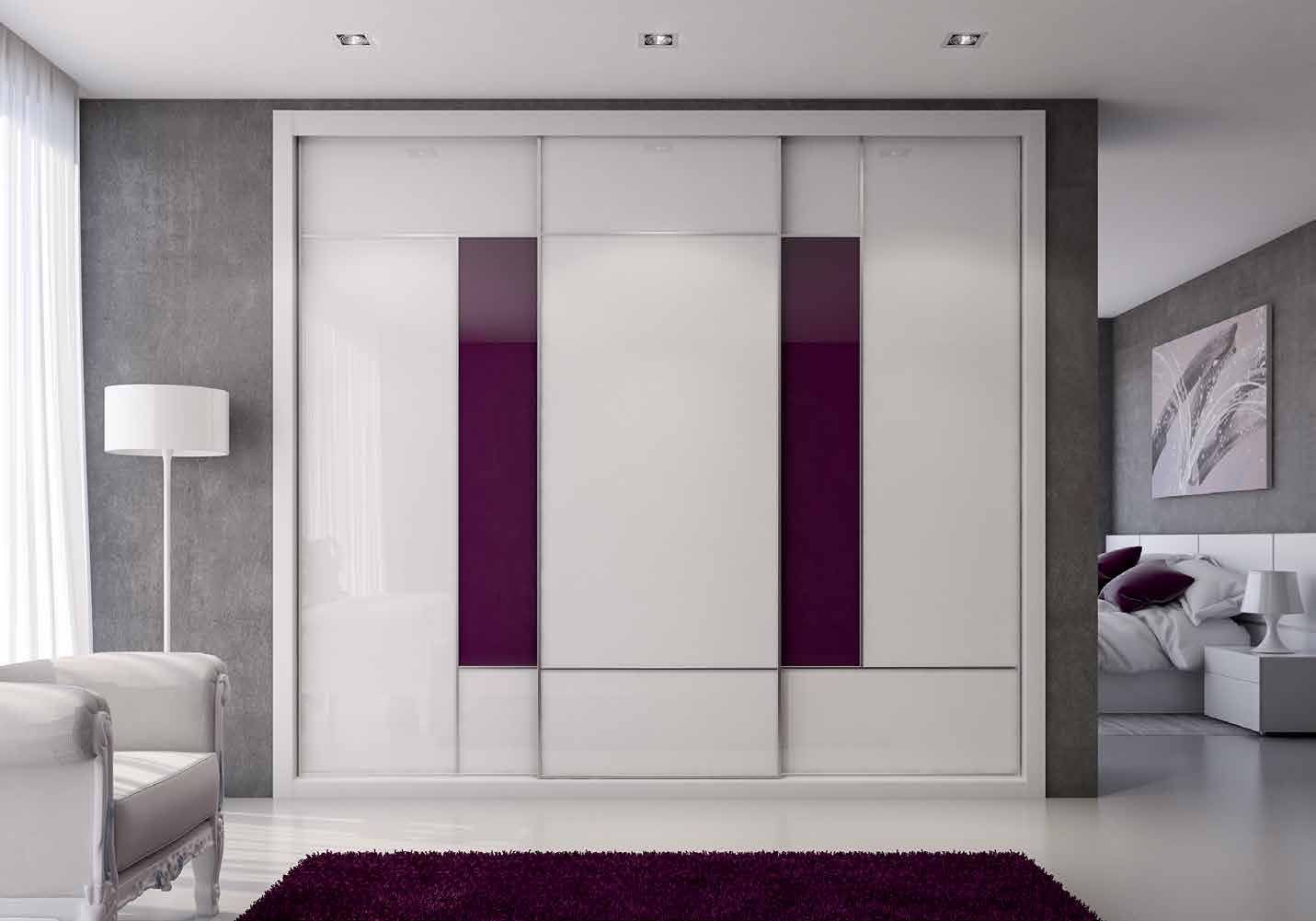Puertas correderas de armario empotrado en vidrio blanco, vidrio y tarifa especial cardenal, en un dormitorio, composición slim.