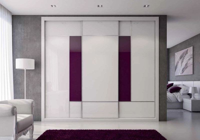 Puertas correderas de armario empotrado en vidrio blanco, vidrio cardenal, en un dormitorio, composición slim.