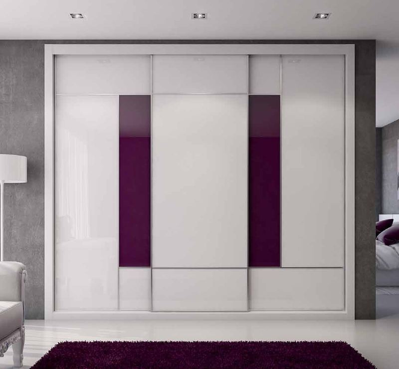 Puertas correderas de armario empotrado en vidrio blanco, vidrio y tarifa especial cardenal, en un dormitorio, composición slim.