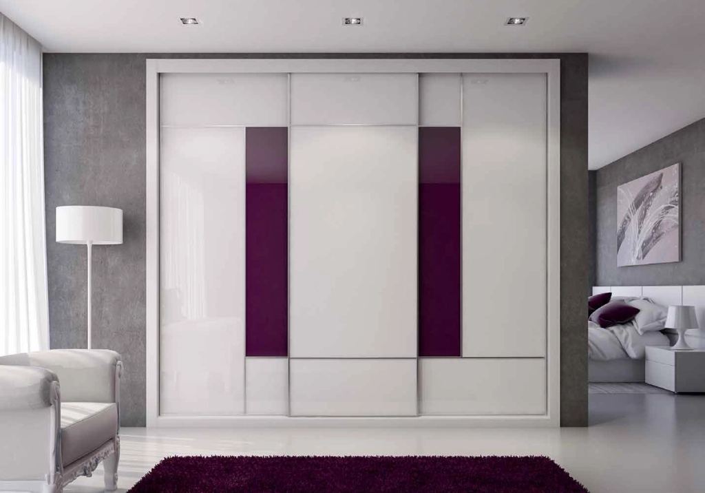 Puertas correderas de armario empotrado en vidrio blanco, vidrio y tarifa especial cardenal, en un dormitorio, composición slim.