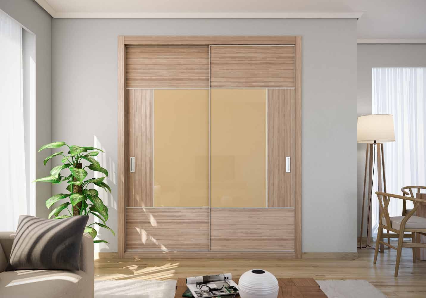 Puertas correderas de armario empotrado en coco-bolo y vidrio beige, en un dormitorio, composición slim.