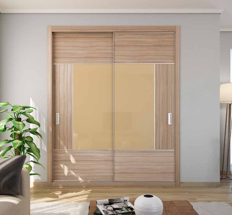 Puertas correderas de armario empotrado en coco-bolo y vidrio beige, en un dormitorio, composición slim.