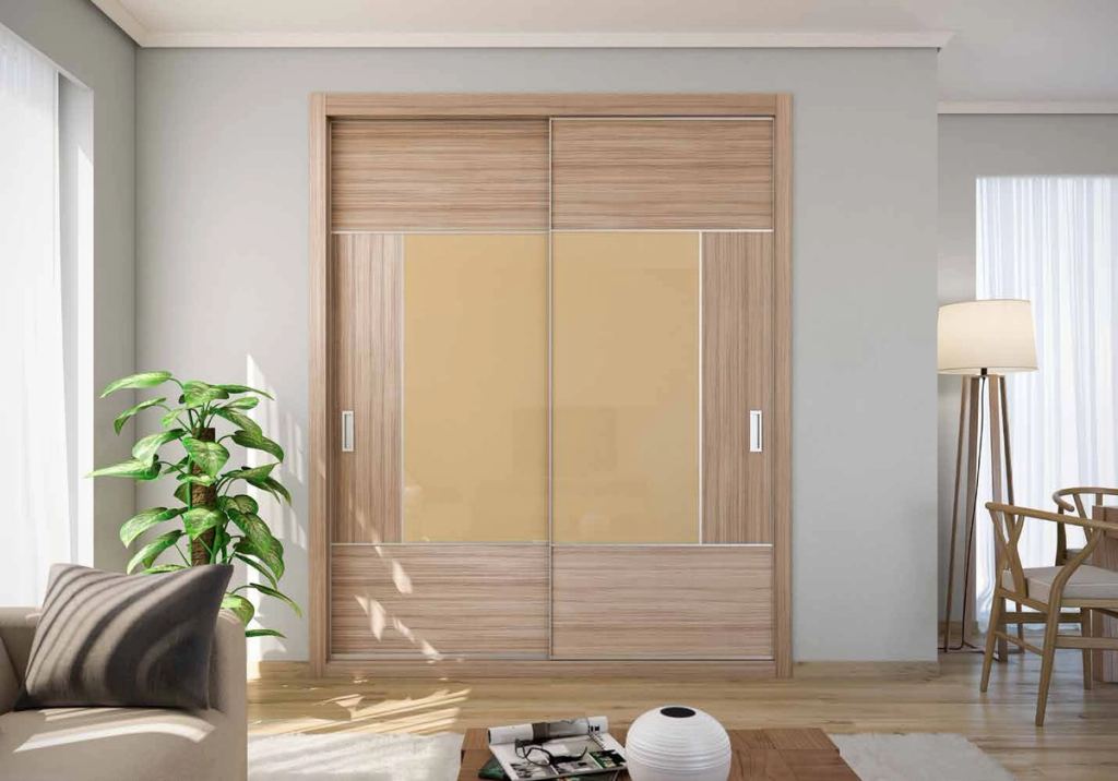 Puertas correderas de armario empotrado en coco-bolo y vidrio beige, en un dormitorio, composición slim.