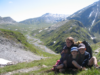 Eine Frau und drei Kinder in der Greina