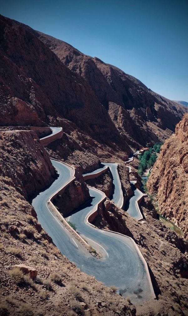 Route sinueuse en montagne