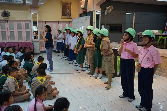 Học sinh tại trường Prathom Tawee Pisek học về tầm quan trọng của việc đội mũ bảo hiểm.