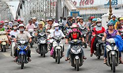 Quy định bắt buộc đội mũ bảo hiểm giúp tăng tỷ lệ người dân đội mũ bảo hiểm ở một tỉnh ở Việt Nam từ 34% lên 76%