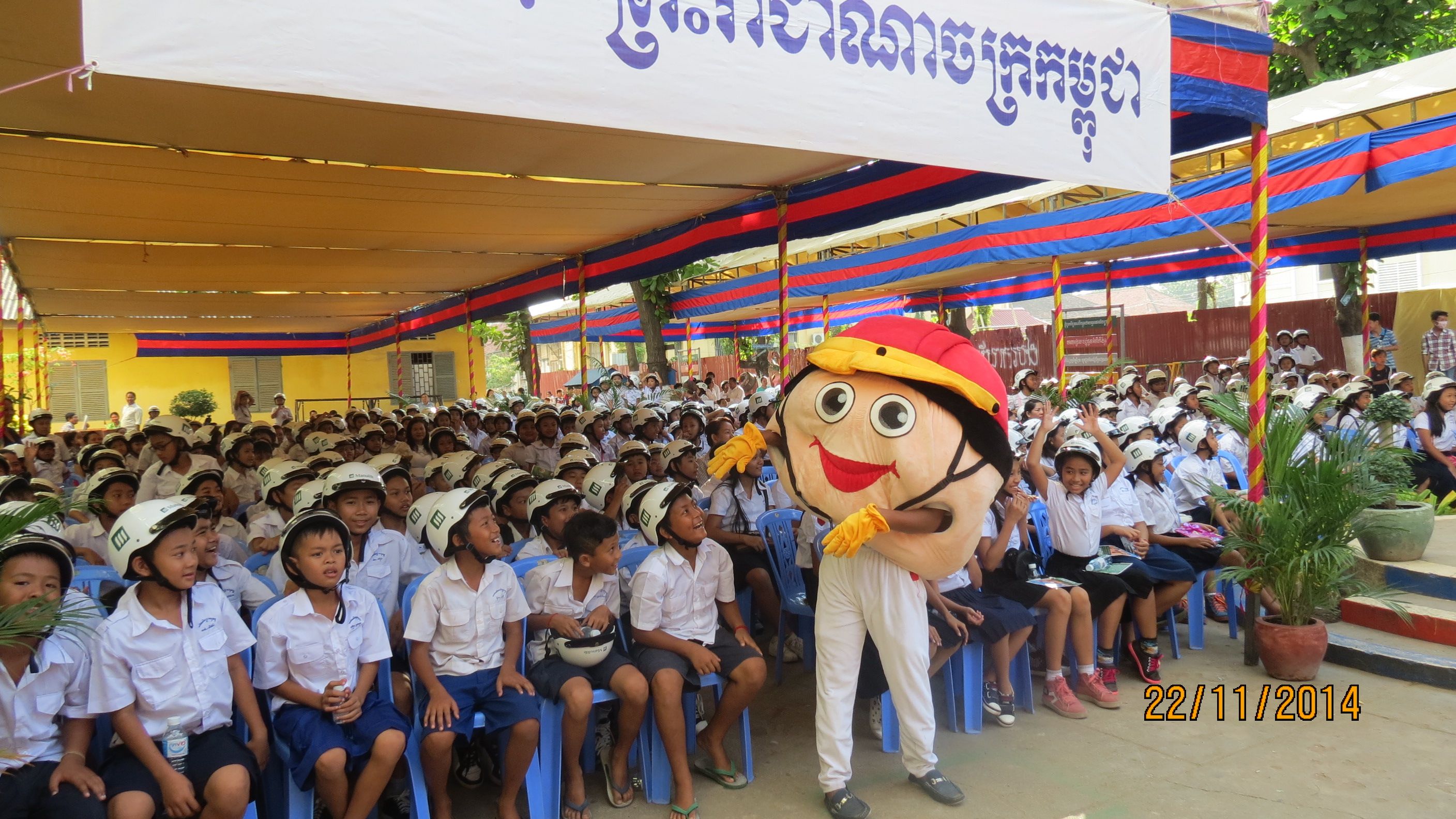 832 students, parents, and teachers receive helmets in a ceremony held at the Anuk Wat Primary School in Phnom Penh