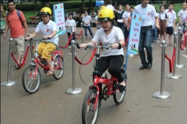 Celebrities and road safety stakeholders join Hanoi families to show how much they ‘love helmets’