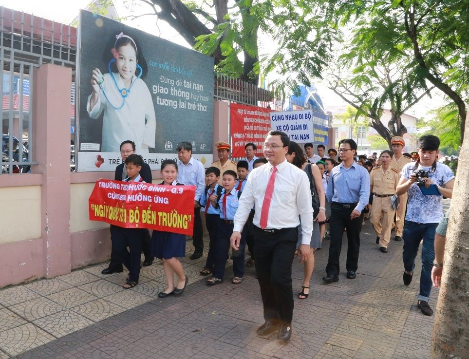 Phó Chủ tịch thường trực Ủy ban an toàn giao thông Quốc Gia Ts. Khuất Việt Hùng cùng các em học sinh tham gia đi bộ an toàn.