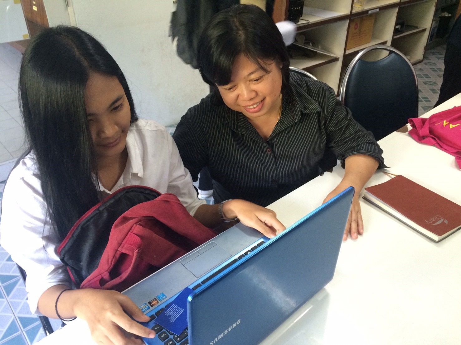 Dr. Rodjana Khoonpoon works with her team to prepare for the baseline observations for Phase 2 of Street Wise.