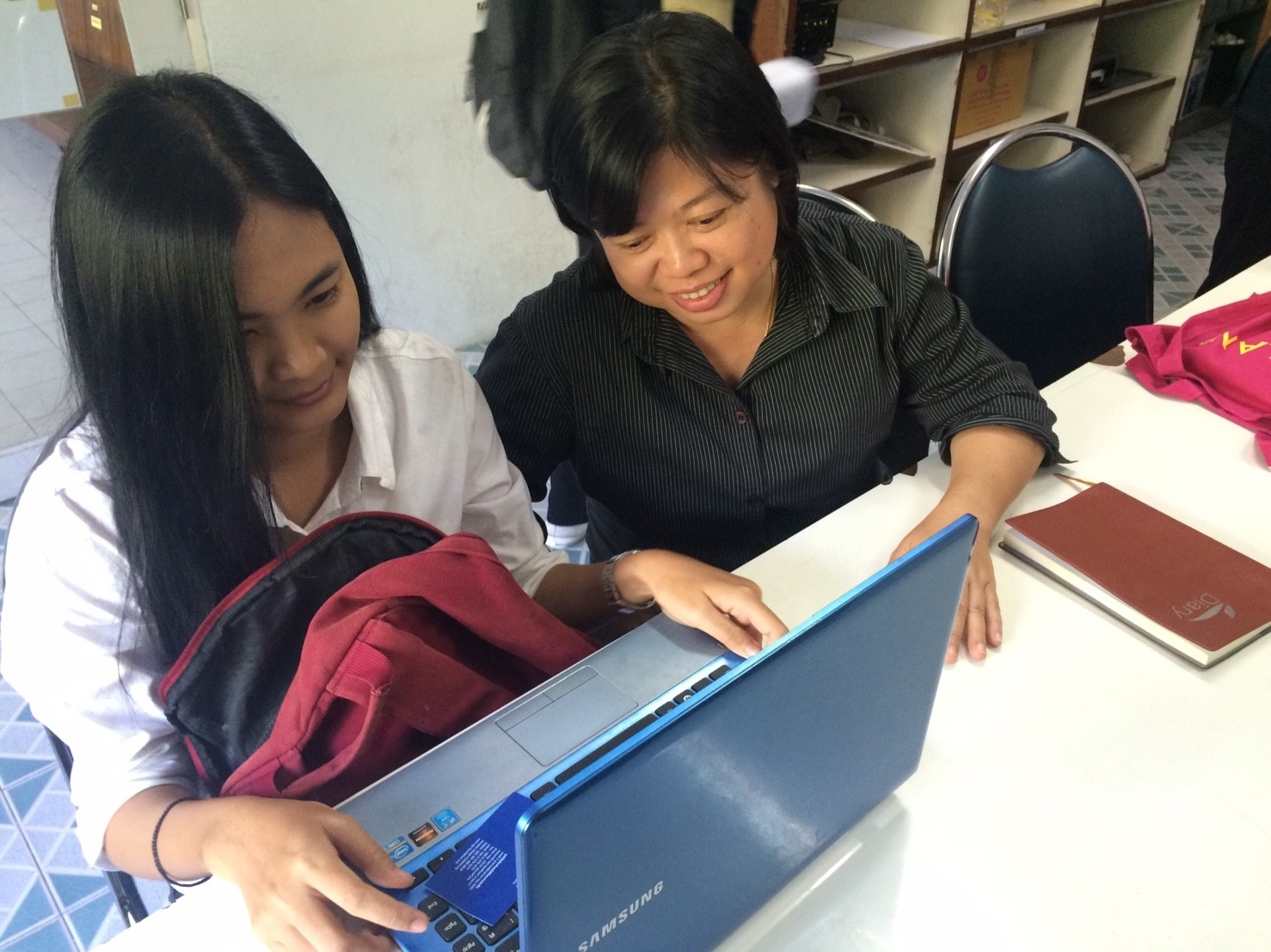 Dr. Rodjana Khoonpoon works with her team to prepare for the baseline observations for Phase 2 of Street Wise.