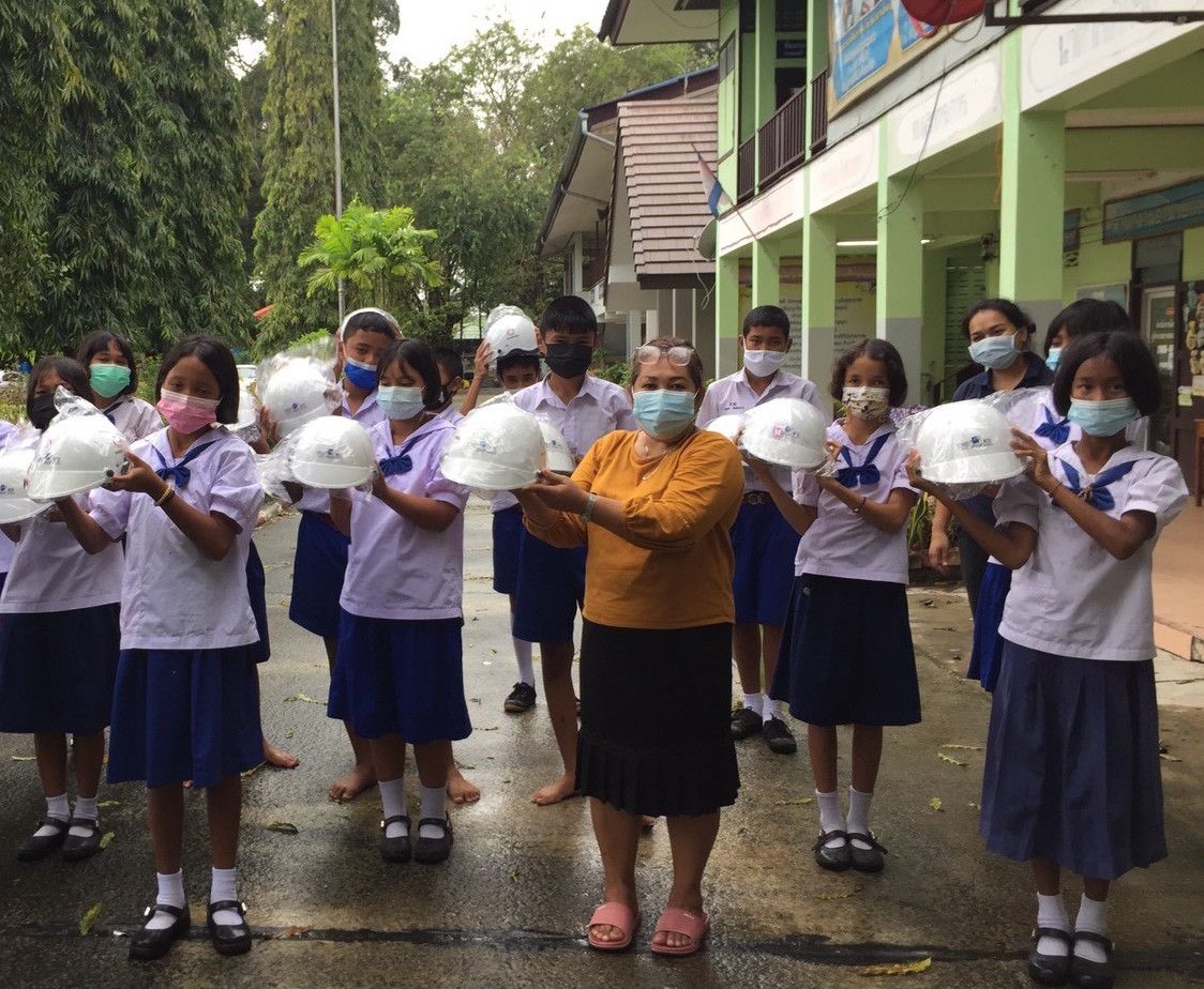 Children in Thailand protected on the roads – despite flooding!