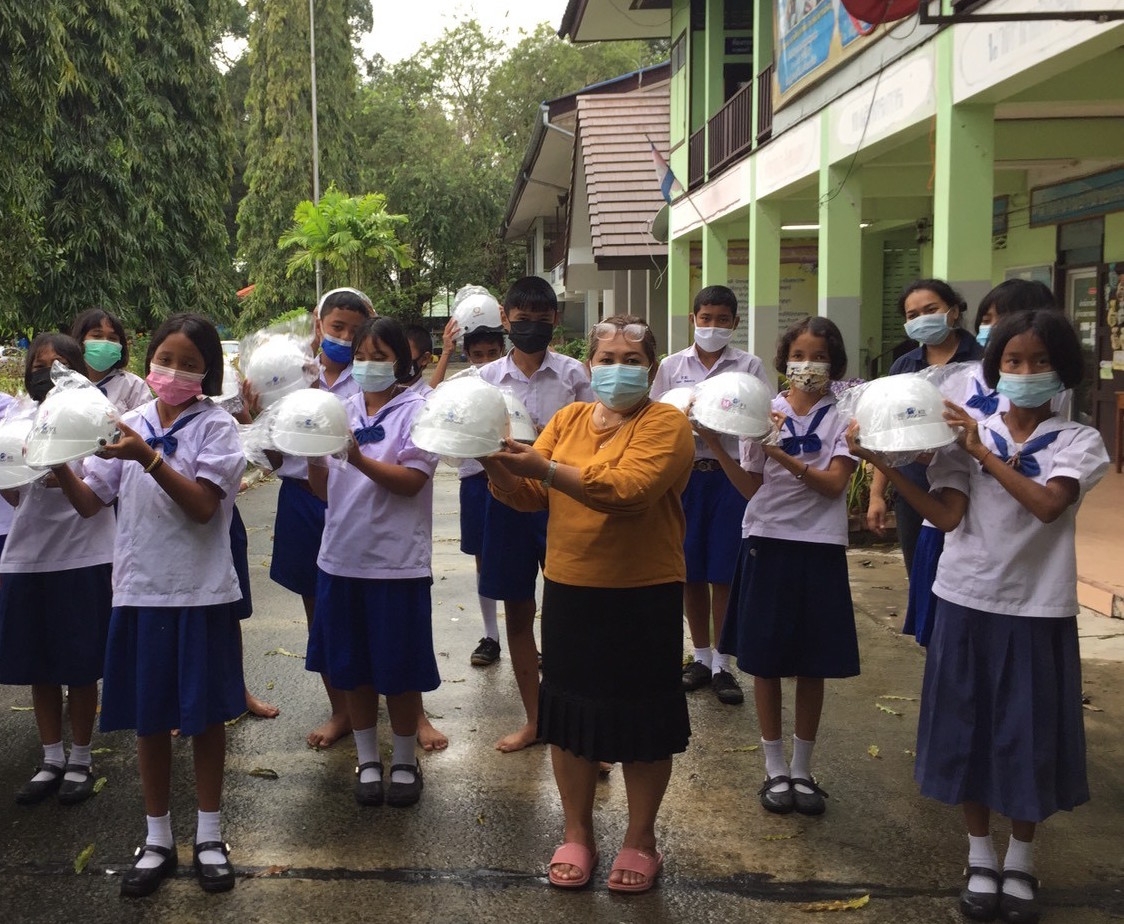 Children in Thailand protected on the roads – despite flooding!