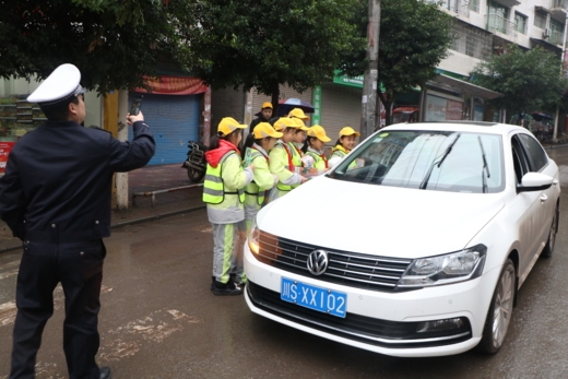 Students assisting police in guiding traffic and sharing road safety messages to drivers.