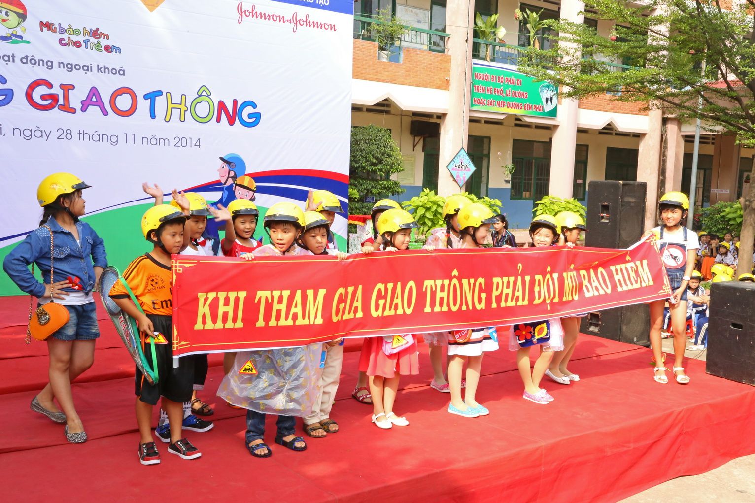 Học sinh của các trường dự án do Johnson & Johnson tài trợ chia sẻ các kiến thức về an toàn giao thông tại Ngày hội Vui cùng Giao thông.