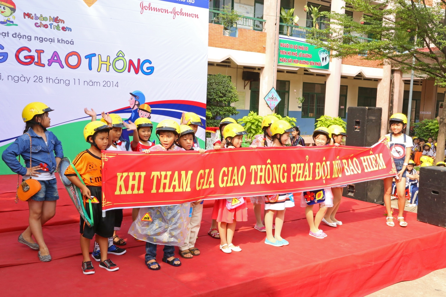 Học sinh của các trường dự án do Johnson & Johnson tài trợ chia sẻ các kiến thức về an toàn giao thông tại Ngày hội Vui cùng Giao thông.