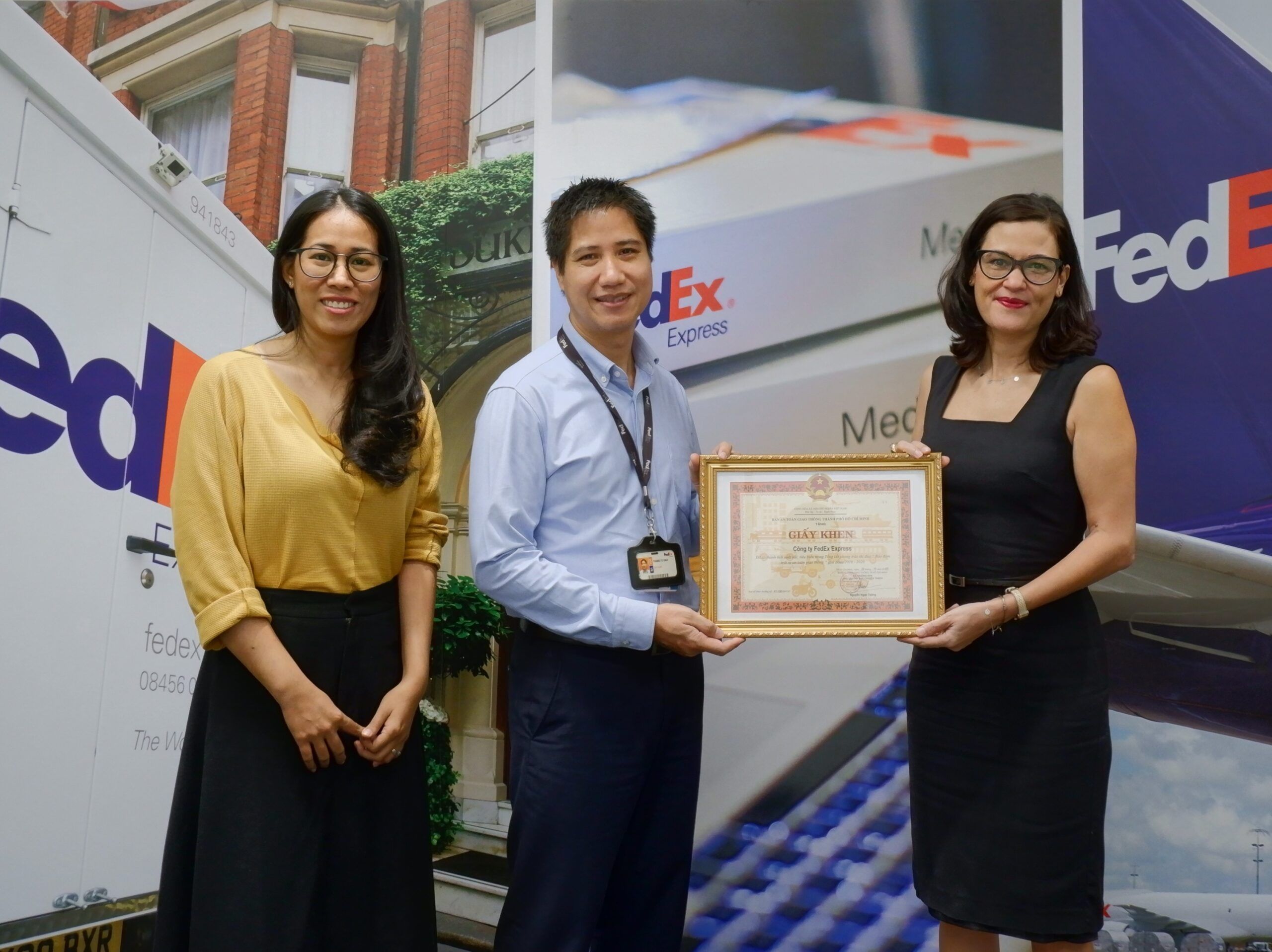 FedEx receives a certificate of recognition from the Ho Chi Minh City Traffic Safety Committee