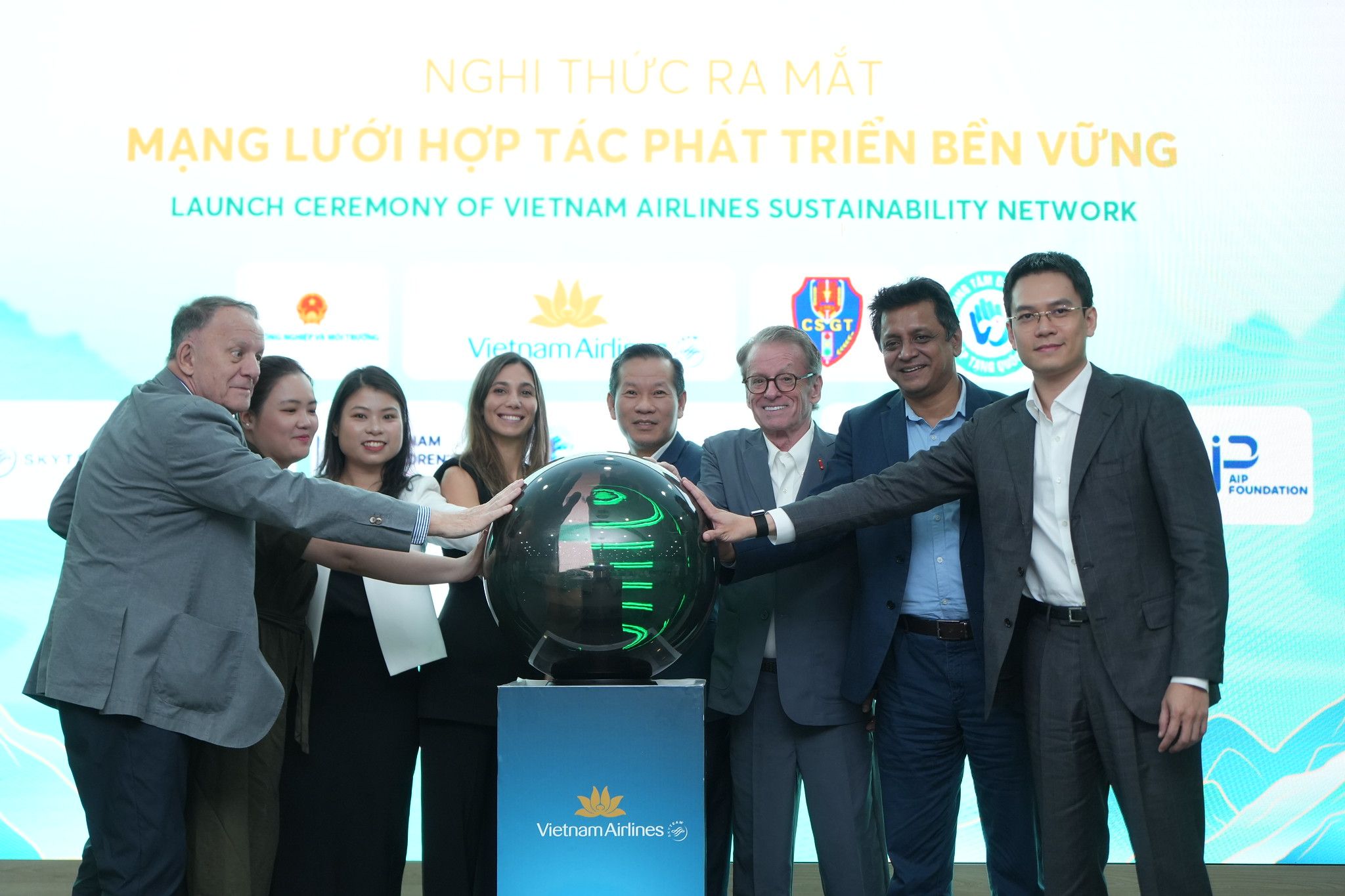 Attendees included leaders from the Ministry of Health and the Ministry of Agriculture and Environment, the National Coordination Center for Human Organ Transplantation, the Traffic Police Department, as well as international partners such as SkyTeam, Facing The World, Operation Smile, AIP Foundation, and domestic social enterprises.