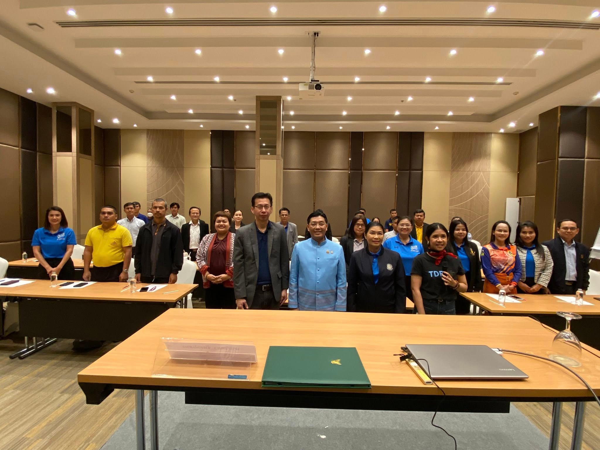 Mr. Wittaya Jansena, Deputy Governor of Songkhla Province (center) chaired the event.