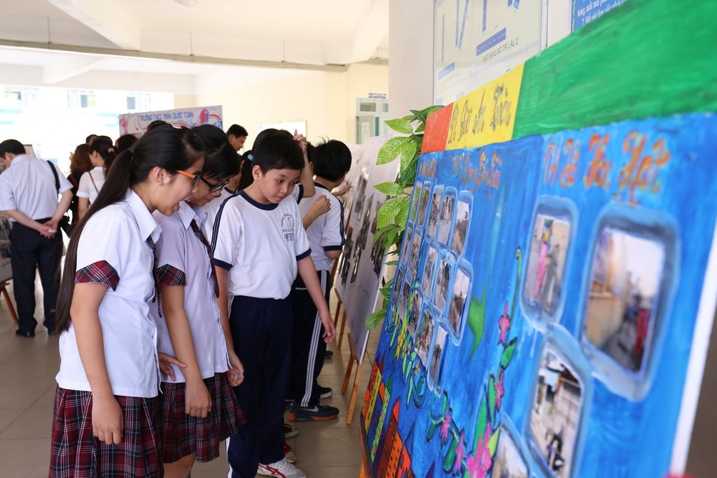 Students view one another’s photos highlighting their pedestrian safety concerns