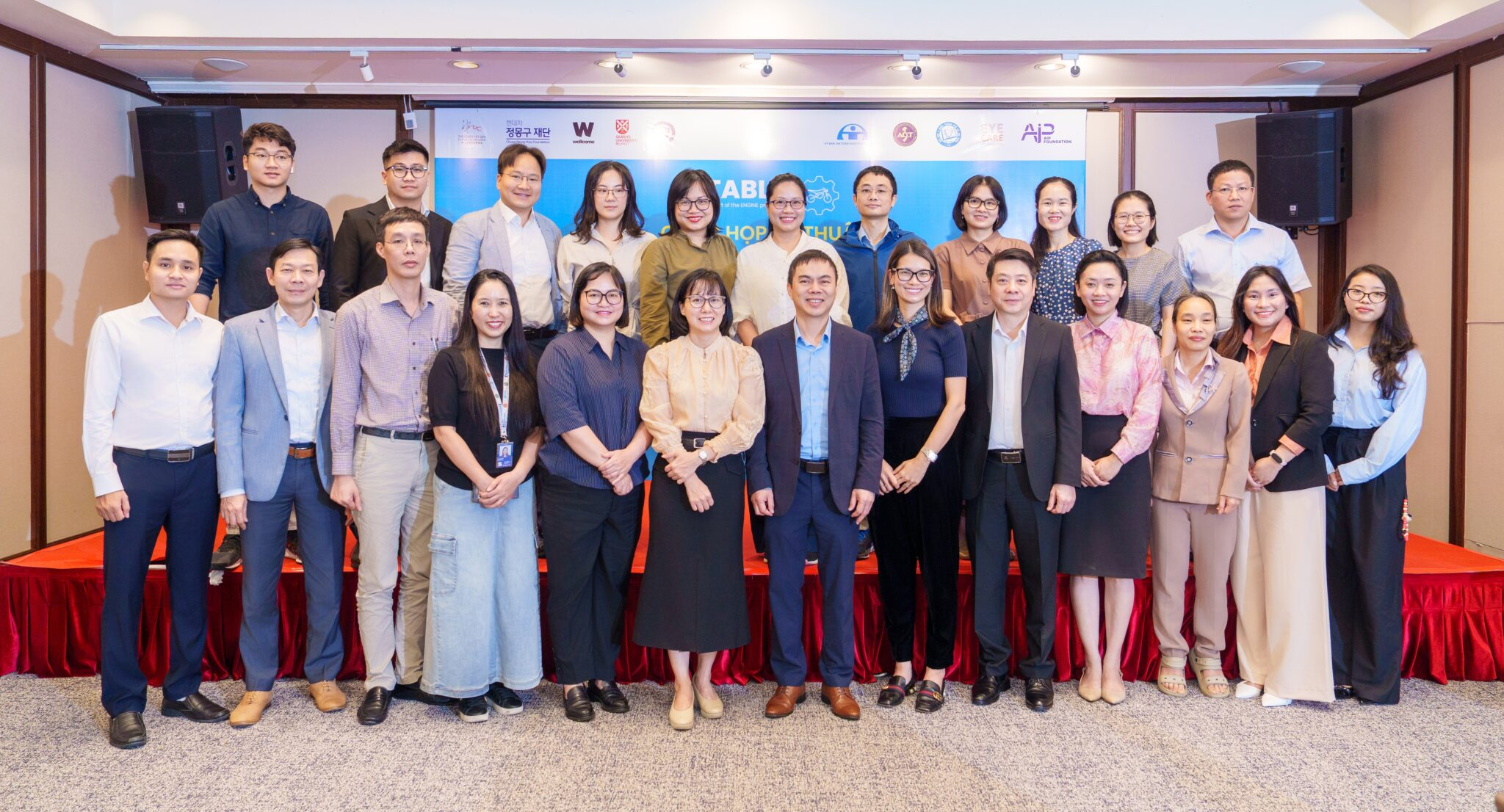 During the meeting, participants shared international and national research on the relationship between vision and road safety, including current trends in myopia and vision care services in Vietnam.
