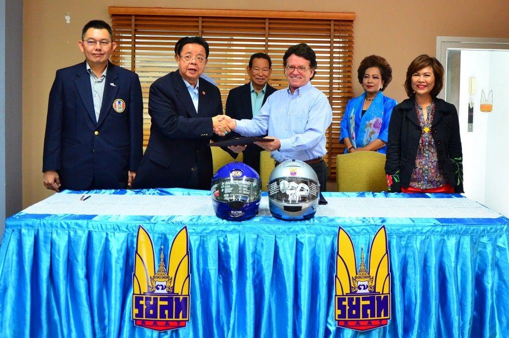 Mr. Banpot Hongthong, President of RAAT and Greig Craft, Founder of AIP Foundation sign a memorandum of understanding to collaborate in future road safety projects.