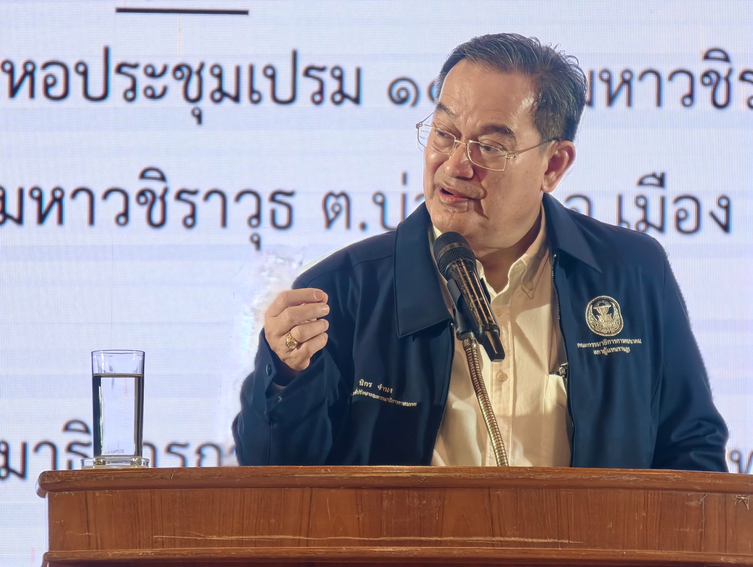 Nikorn Chamnong, Member and Advisor to the House Standing Committee on Transport and Chairman of the People's Safety Foundation, presents at the seminar.