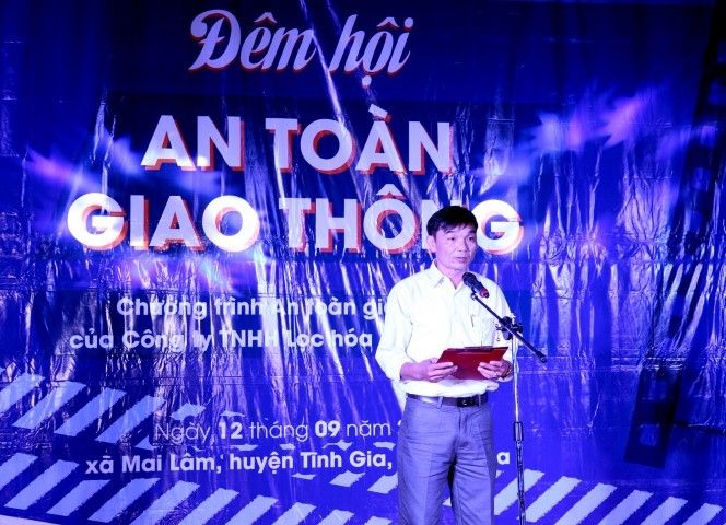 President of the Mai Lam Commune makes opening remarks to start the night
