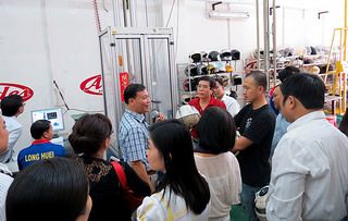 Các nhà hoạch định chính sách và phóng viên đến thăm nhà máy sản xuất mũ bảo hiểm Long Huei để tìm hiểu về quy trình sản xuất mũ bảo hiểm