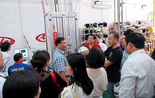 Các nhà hoạch định chính sách và phóng viên đến thăm nhà máy sản xuất mũ bảo hiểm Long Huei để tìm hiểu về quy trình sản xuất mũ bảo hiểm