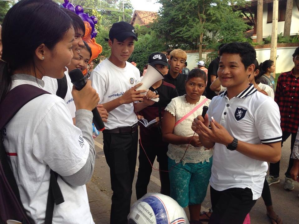 Student representatives from the YARS program speak with local community members about road safety during Cambodia’s Water Festival.