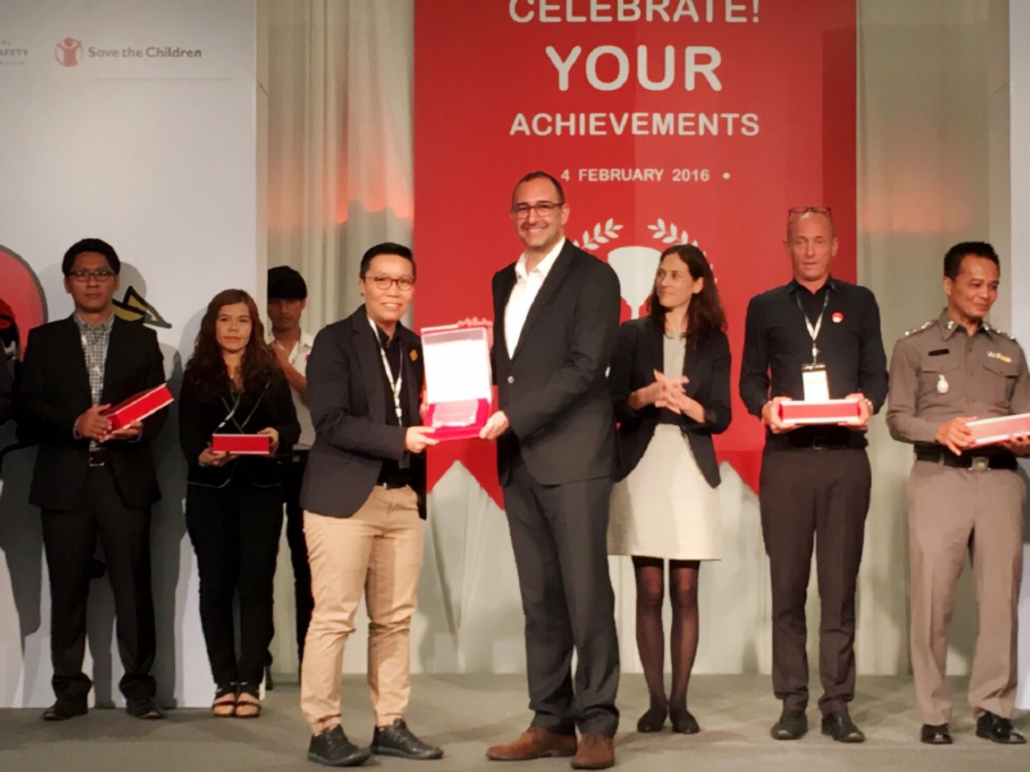 Saul Billingsley, Executive Director of FIA Foundation, presents Oratai Junsuwanaruk, Thailand Country Manager of AIP Foundation, with an award during the event.