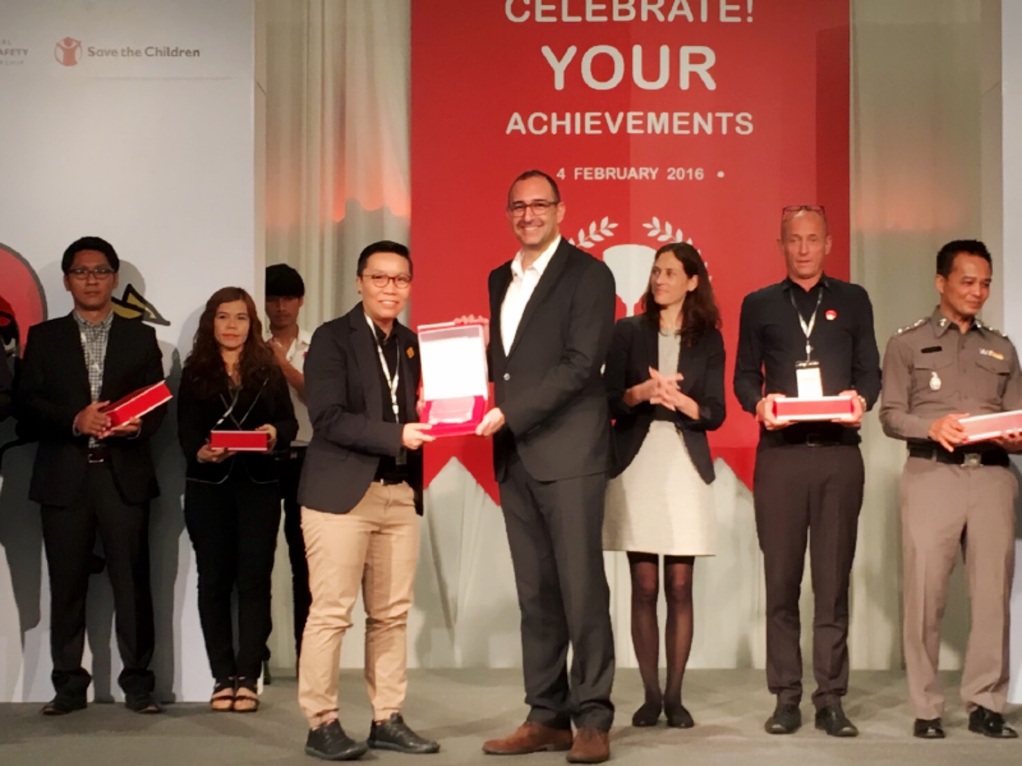 Saul Billingsley, Executive Director of FIA Foundation, presents Oratai Junsuwanaruk, Thailand Country Manager of AIP Foundation, with an award during the event.
